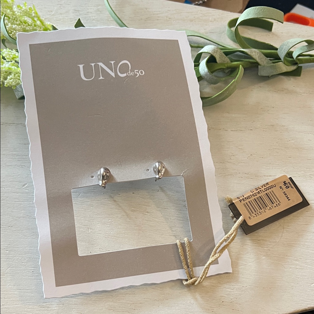 Uno De 50 Stud Earrings New 45$